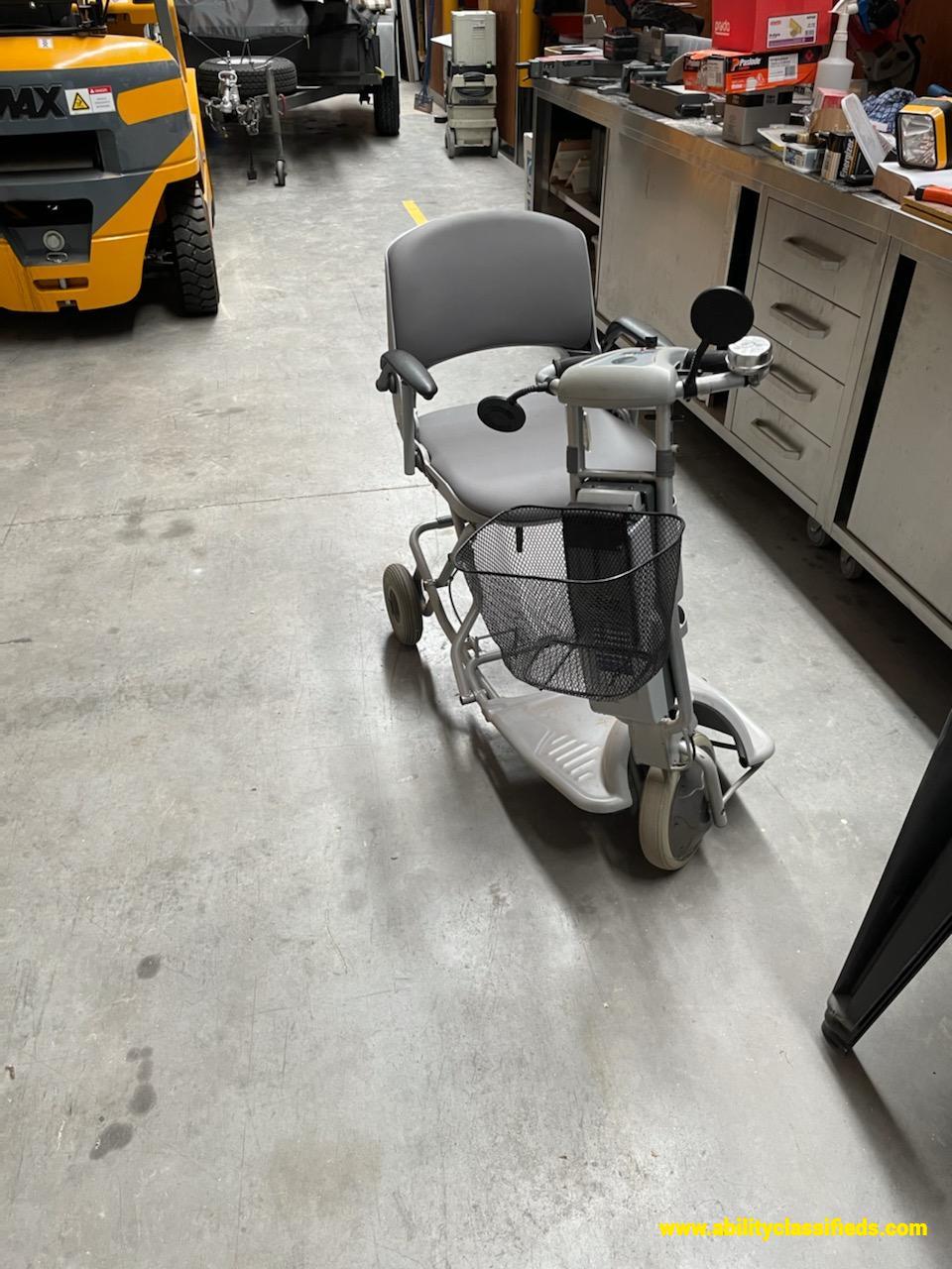 Easy Travel ET1B Mobility Scooter WITH 2 BRAND NEW BATTERIES