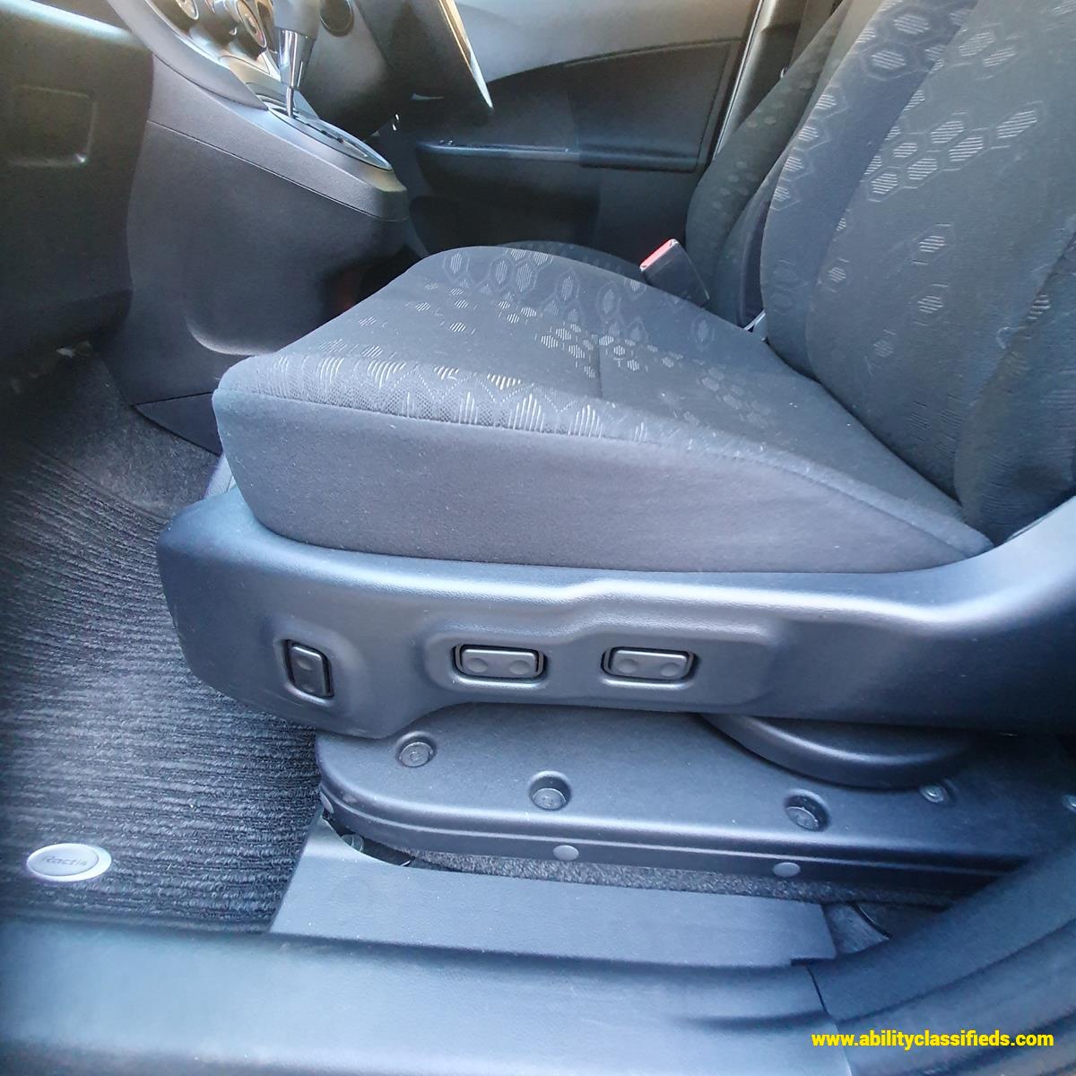 TOYOTA RACTIS   TURNY SEAT  2013  MODEL