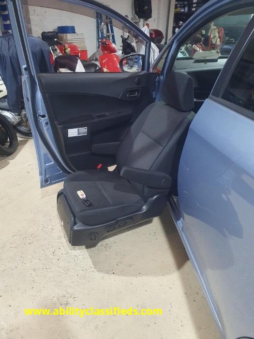 Toyota Ractis Auto.  With electronic front transfer seat and rear Crane